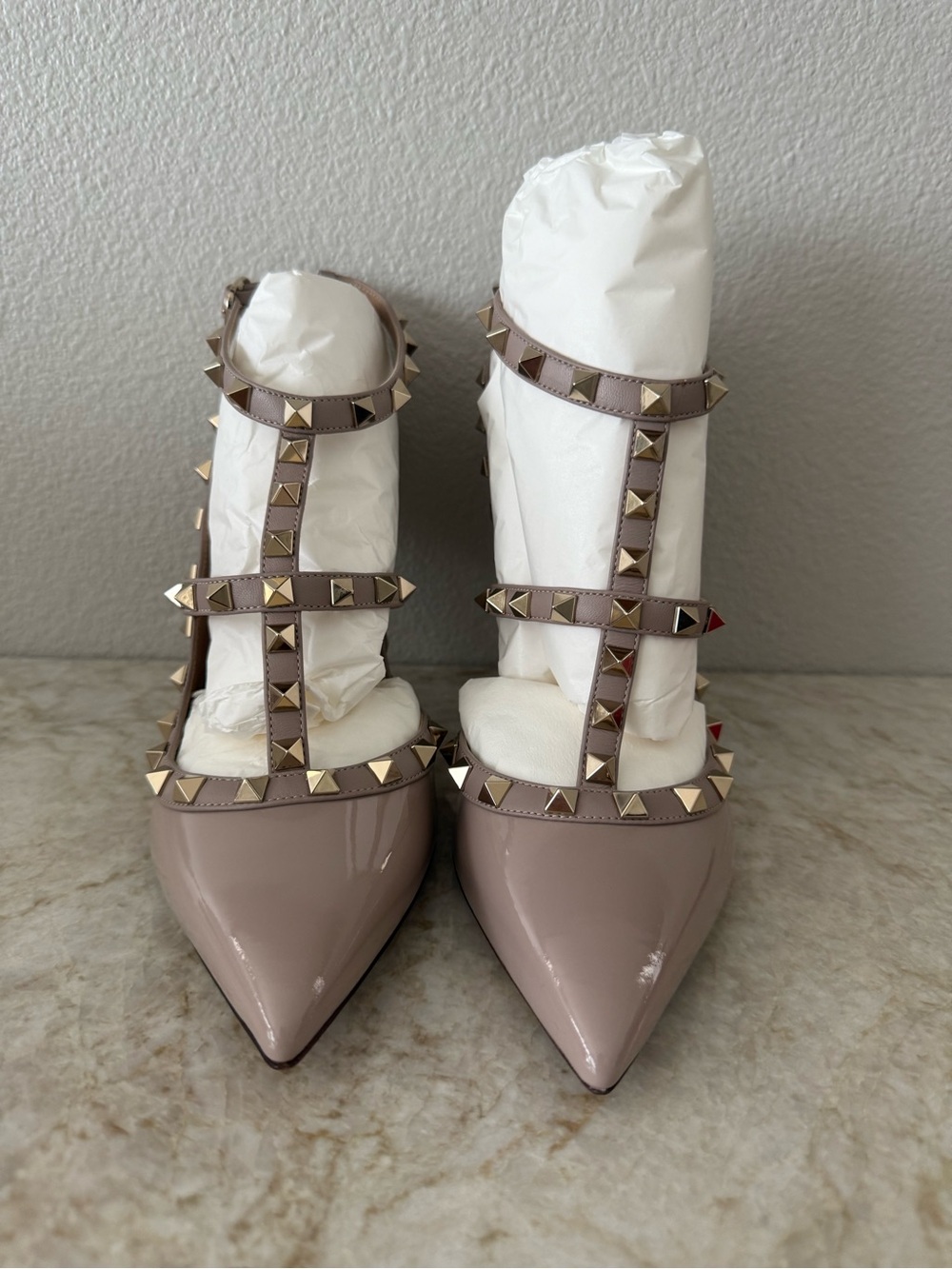 Valentino Garavani Rockstud Ankle Strap Pumps Nude Patent EU 39 NEW - Picture 2 of 7